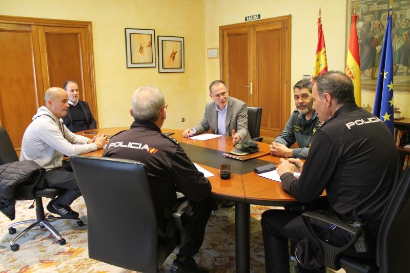El subdelegado del Gobierno en Zamora recibe a la Cofradía Jesús Nazareno