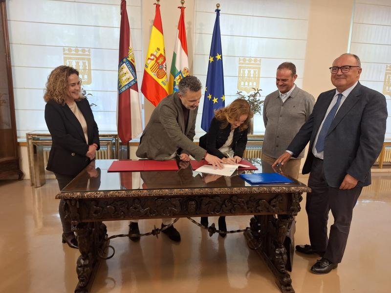La Jefatura de Tráfico y el Ayuntamiento de Logroño firman la escritura para la concesión de una parcela para albergar el centro de pistas de exámenes de La Rioja   
